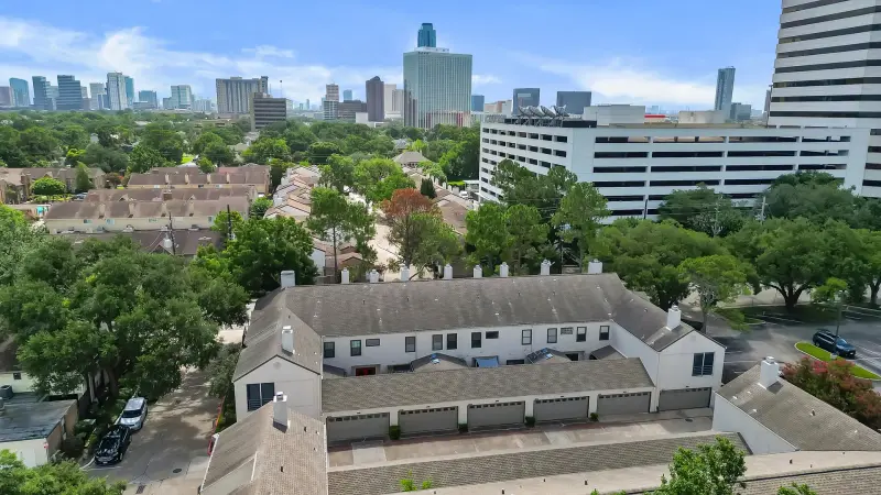 Aerial photography - estate with large lot and landscaping